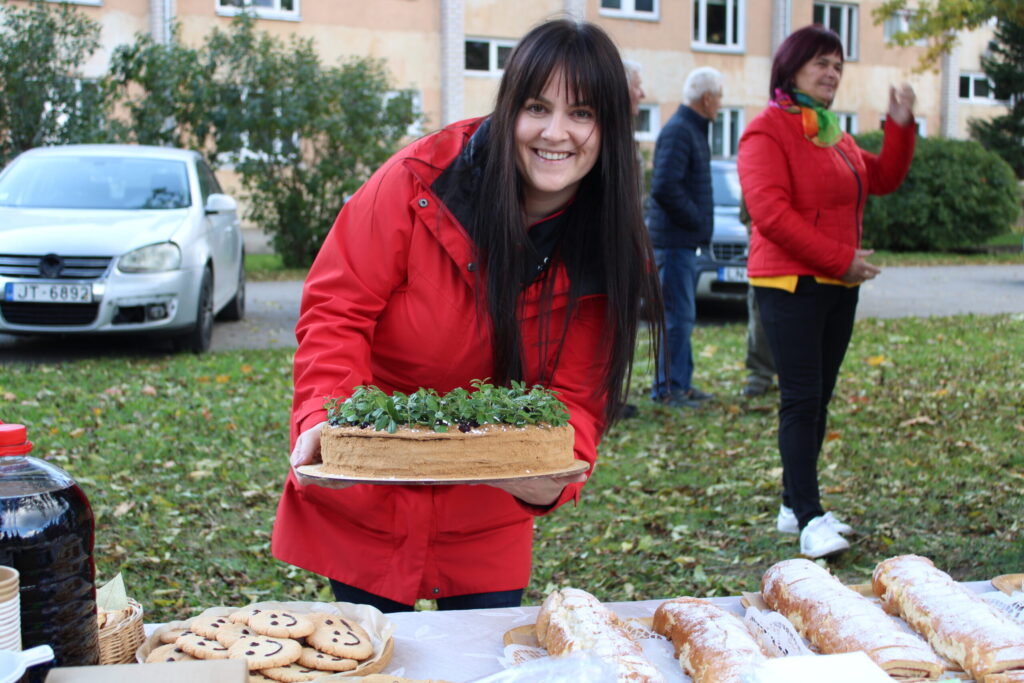 Iedzīvotāji paši parūpējās par cienastu svētku galdam. Zane Grundeja izcepa medus kūku un to noformēja ar mētrām, jo jubilāres Silvas vārds latīniski nozīmē “mežs”. “Jauki svētki, pirmo reizi kaut kas tāds Silvā! Esmu ļoti priecīga,” iespaidos dalās Zane Grundeja.