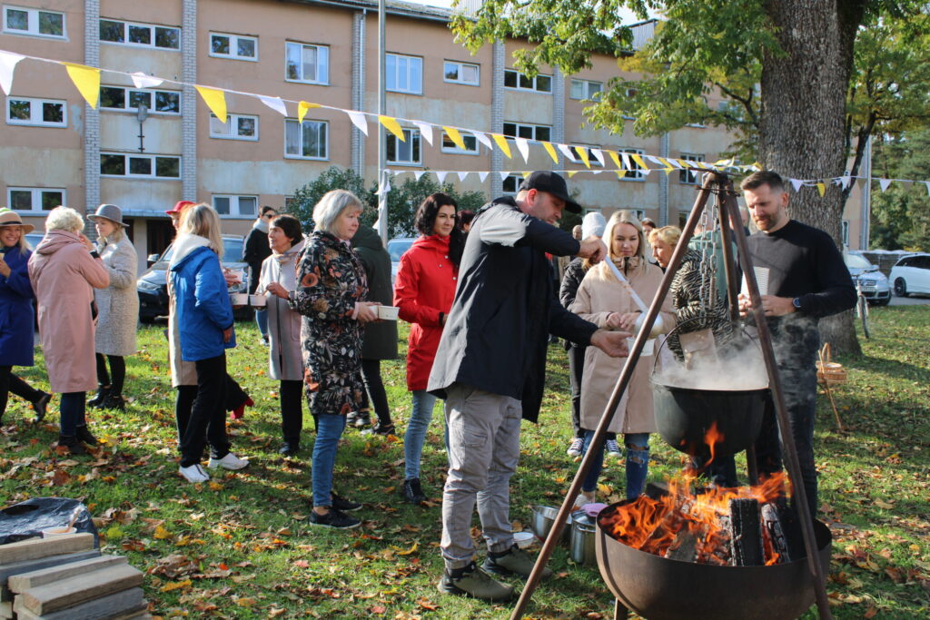 Launkalnes pagasta iedzīvotāju padome sarūpēja pašu vārītu zupu un bez maksas cienāja ar to visus svinētājus. Gardā un sātīgā soļanka svaigā gaisā un omulīgā gaisotnē ļoti gāja pie sirds.