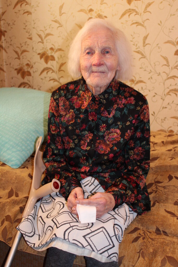 Veronika Lilija Liepiņa savos 100 gados ir garā moža, ar labu atmiņu un labu veselību, tuvinieku mīlestības un rūpju sasildīta. “Raudāt gribas aiz prieka, cik man labas vecumdienas,” teic simtgadniece.