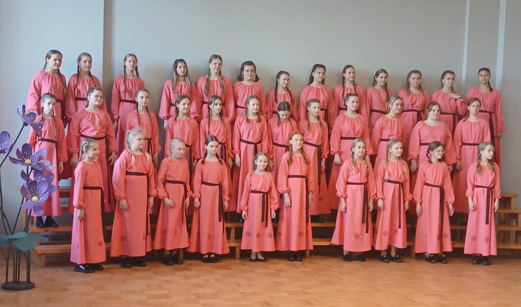 Augstāko pakāpi saņēma arī Smiltenes mūzikas skolas meiteņu koris “SOL” (diriģente Baiba Žēbina, koncertmeistare Zaiga Petrovska). “Kad uznācāt uz skatuves, jutos kā skaistā rožu dārzā,” korim arī šādu komplimentu veltīja žūrijas pārstāvis Māris Sirmais.