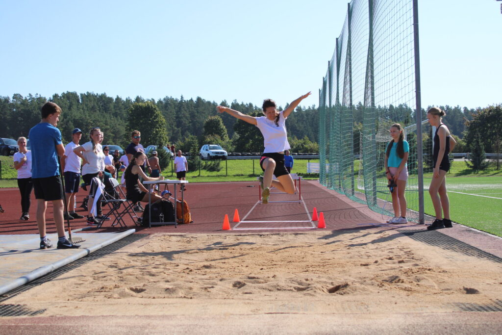 Sporta svētkos komandas sacentās 11 sporta veidos – gan klasiskos, kā, piemēram, tāllēkšana, gan radošos, ar “odziņu” – bolta sprintā, fermeru pastaigā un citos.
