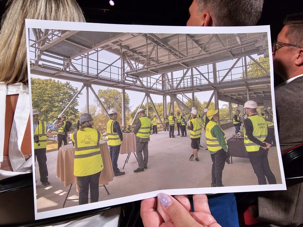 Vēl vasarā zāle, kur notika atklāšanas pasākums, izskatījās kā būvlaukums. Tas saglabāts fotogrāfijā.