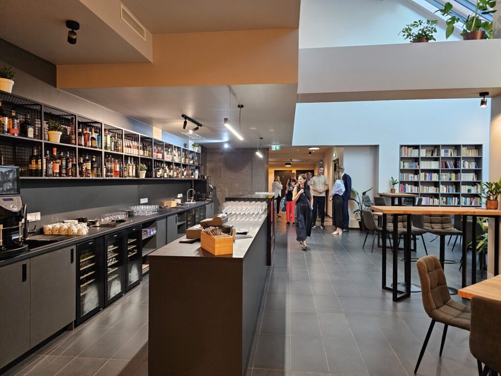 Teātra neatņemama sastāvdaļa ir kafejnīca.