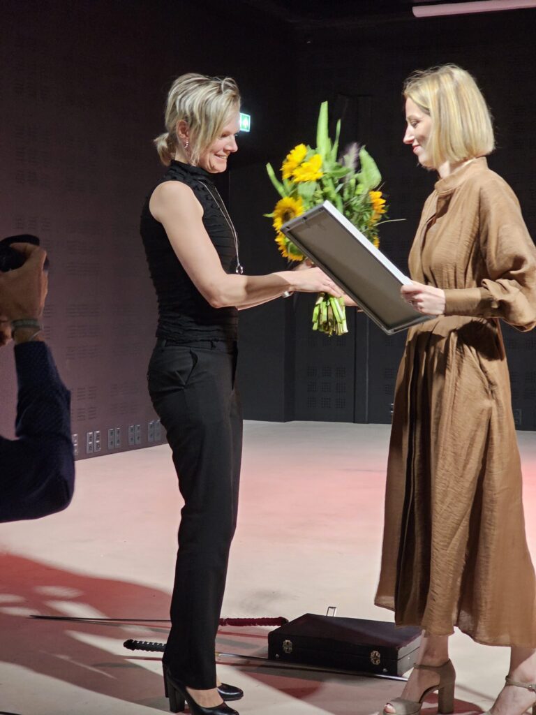 Kultūras ministre Agnese Lāce (no labās) īpašu paldies saka Valmieras teātra direktorei Evitai Ašeradenai, kuras enerģiju un izturību uzteica arī būvniecības procesā iesaistītie un pašvaldība.