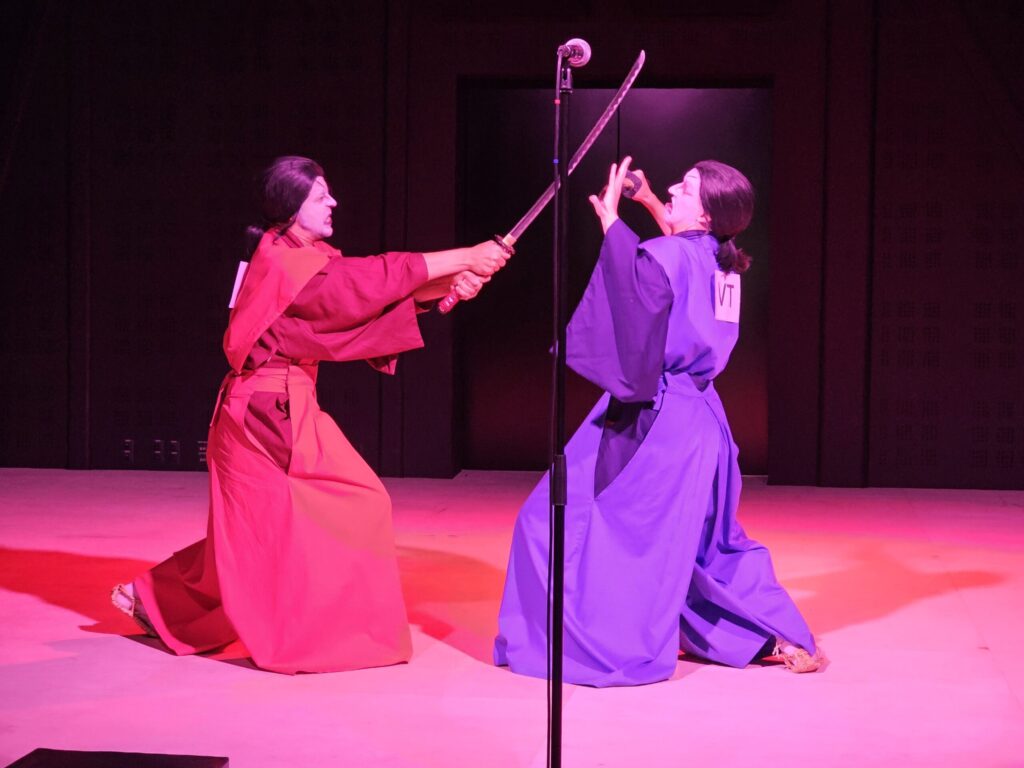 Samuraju cīņa simboliski rādīja cīnīšanos par teātra pabeigšanu, kas ilga daudzus gadus.