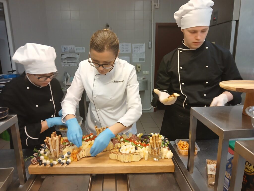 Krāšņu siera plati kopā ar audzēkņiem veidoja skolotāja Inese Veidemane.

Autors: FOTO: SANDRA PĒTERSONE
