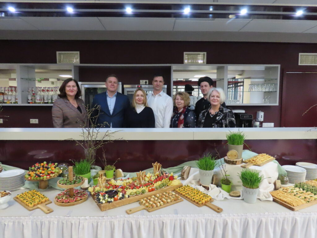 Smiltenes tehnikumā šonedēļ “uzziedēja” audzēkņu gatavots “Siera ziedu dārzs”, ko novērtēja arī AS “Smiltenes piens” valdes priekšsēdētāja Ilze Bogdanova (no kreisās), Zemkopības ministrijas pārstāvji Jānis Snakšis un Inese Aleksejeva, Smiltenes tehnikuma direktors Rolands Aģis, biedrības “Siera klubs” valdes priekšsēdētāja Vanda Davidanova, tehnikuma skolotājs, restorāna “H. E. Vanadziņš. Ziemeļu restorāns” šefpavārs Edgars Rubenis un Smiltenes tehnikuma tūrisma nozares programmu nodaļas vadītāja Ira Gaile.

Autors: FOTO: “SIERA KLUBS”