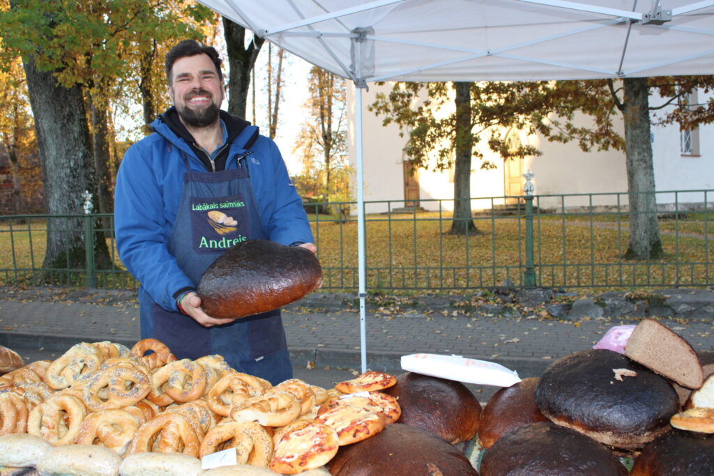 Maizes cepējs Andrejs Broks no Madonas novada uz Smiltenes tirgu brauc katru gadu un teic, ka jau ieguvis pastāvīgos pircējus. Maizi viņš cep malkas krāsnī uz kļavu lapām un ar ieraugu.