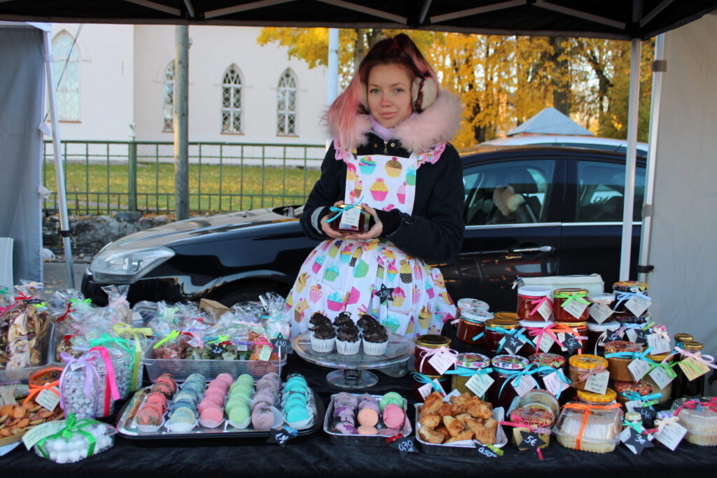 Liene Laila Liepiņa no Raunas savus gatavotos konditorejas izstrādājumus ar zīmolu “Leilas Gardumi” Smiltenes gadatirgū piedāvāja jau trešo gadu. Jaunums ir ievārījumi, plūmju-šokolādes krēms, biešu relišs (salāti ar ķiplokiem un sīpoliem).