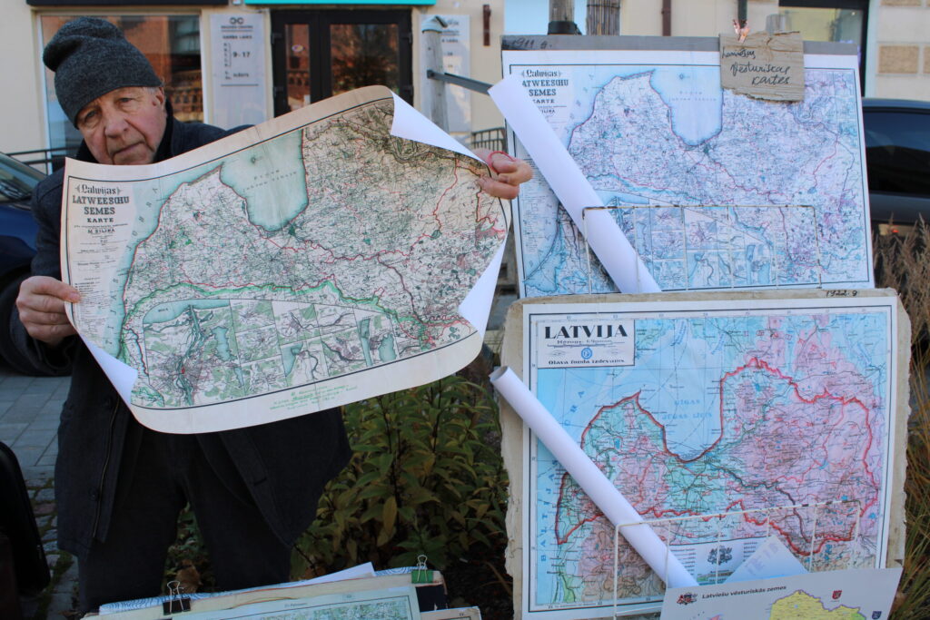 Grāmatu izdevēja Aleksandra Aleksandrova stends tirgū izpelnījās lielu uzmanību. “Šajā 1911. gadā izdotajā latviešu zemes kartē ir arī Palanga un Roņu sala,” par rokās turēto kartes kopiju saka Aleksandrs Aleksandrovs.