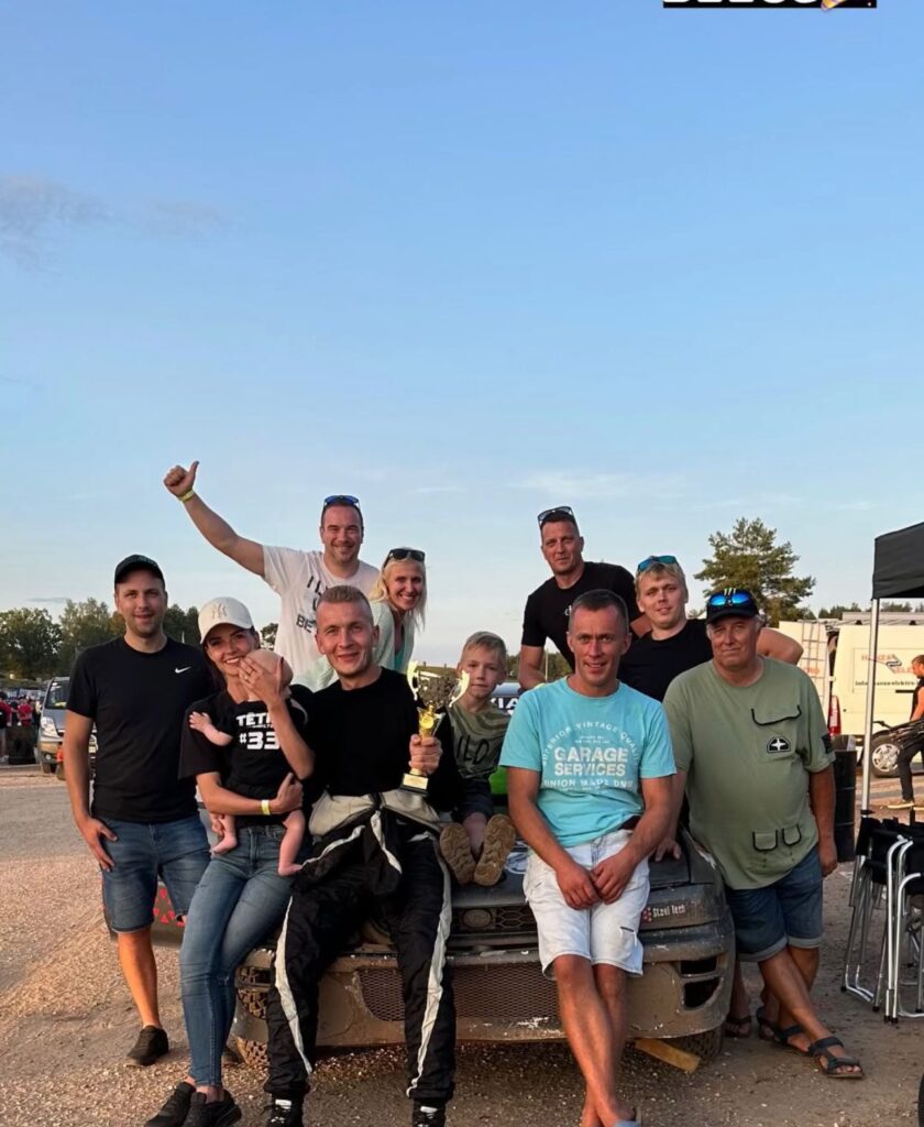 Savu izcīnīto 2. vietu Latvijas čempionāta Smiltenes posmā smiltenietis Uldis Megnis (attēlā – ar kausu rokās un kopā ar saviem atbalstītājiem) velta visiem, kuri palīdzēja un ticēja viņam un viņa “Subaru Impreza”. 
Autors: FOTO: NO PERSONĪGĀ ARHĪVA