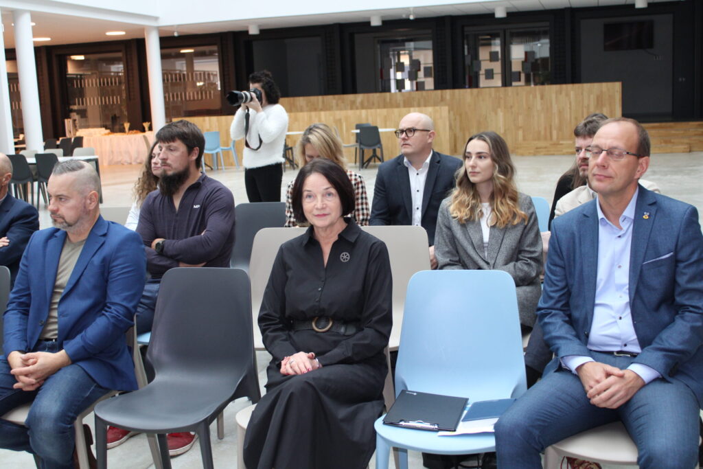 Iedvesmas pēcpusdienā klātesošajiem uzņēmējiem bija iespēja dzirdēt Smiltenes novada pašvaldības izpilddirektora Andra Lapiņa (pirmais no labās) un Smiltenes novada pašvaldības domes priekšsēdētājas Astrīdas Harju (blakus) sniegto informāciju par uzņēmējdarbības vidi, pašvaldības paveikto šajā jomā un citām vietvaras aktualitātēm.