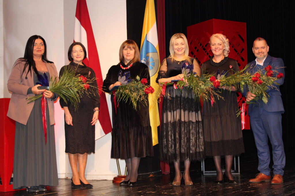 Pašvaldības apbalvojumu “Smiltenes novada Gada balva” domes priekšsēdētāja Astrīda Harju (otrā no kreisās) pasniedza pieciem laureātiem piecās kategorijās: Aigijai Kalniņai (pirmā no kreisās) tautsaimniecībā, Dinai Meisterei izglītībā, Ilvai Sārei piederībā novadam, Lindai Vecgailei kultūrā un Andrejam Nikam tūrismā.