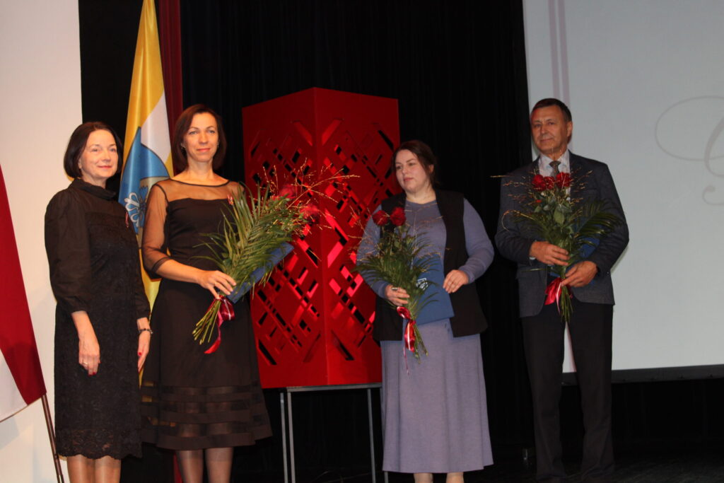 Smiltenes novada domes priekšsēdētājas Astrīdas Harju (pirmā no kreisās) pasniegto pašvaldības apbalvojumu “Goda raksts” saņēma Dina Kaupe (otrā no kreisās), Liene Brolīte un Zigmunds Valters.