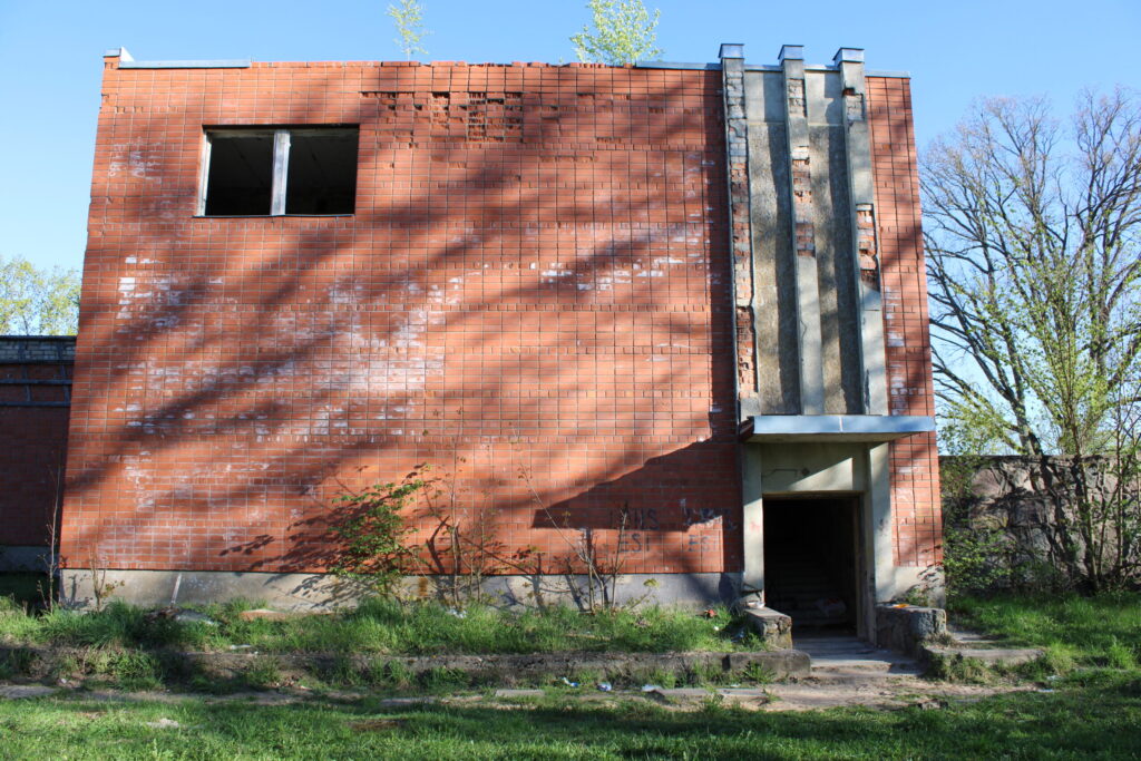 Aiz pieturas atrodas savulaik skaistā, tagad neapsaimniekotā kafejnīcas un ēdnīcas ēka, kurai uz jumta jau aug koki.