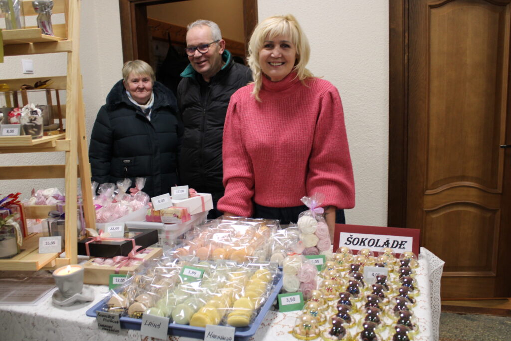 Gan Mārīte un Zigmārs Zariņi (attēlā), gan citi Variņu pagasta ļaudis Intu Elstiņu (no labās) zina kā gardu zefīru, makarūnu un šokolādes figūriņu gatavotāju. Tagad Intai ir vēl viens hobijs, – viņa darina sveces deserta veidā un sveču traukus un vāzes no kreatīvā cementa. Pašas darinātās sveces izgaismos arī Ziemassvētku svinības savās mājās, kur svētku galdā būs šķovēti kāposti, cepetis un zemeņu krēms ar vaniļas mērci.