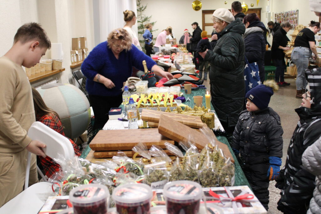 Ja ir vēlēšanās darīt labu citiem un ir dāsni cilvēki blakus, kuri var palīdzēt finansiāli, tad skaistus svētkus vietējā kopiena sev var sarīkot pati, kā tas nesen notika Variņos Ziemassvētku jampadracī ar vietējo mājražotāju tirdziņu un Ziemassvētku vecīti kā goda viesi.