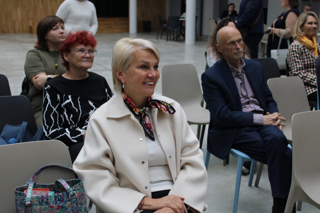 “Jau divus gadus esmu savus uzņēmumus reģistrējusi Blomes pagastā, tāpēc ik gadu tieku aicināta piedalīties šajā brīnišķīgajā kopā būšanā. Pateicos visiem darboņiem, it īpaši Modrim Apsītim par iespēju būt kopā ar savējiem – uzņēmējiem,” tā sociālajos tīklos iespaidos par Iedvesmas pēcpusdienu dalījās uzņēmēja Ilze Kalniņa (priekšplānā), Blomes pagasta viesu nama “Donas”, Rīgas Tālmācības vidusskolas un Latvijas Tālmācības profesionālā centra īpašniece.