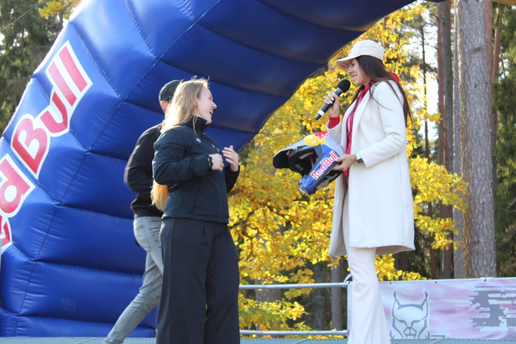 Kad pludmales volejboliste Anastasija Samoilova (no labās) pasniedza Veronikai Monikai Stūriškai īpašu ķiveri un pavēstīja, ka Veronika ir uzņemta prestižajā “Red Bull” pasaules atlētu saimē, Veronika no saviļņojuma uz brīdi “palika bez valodas”.