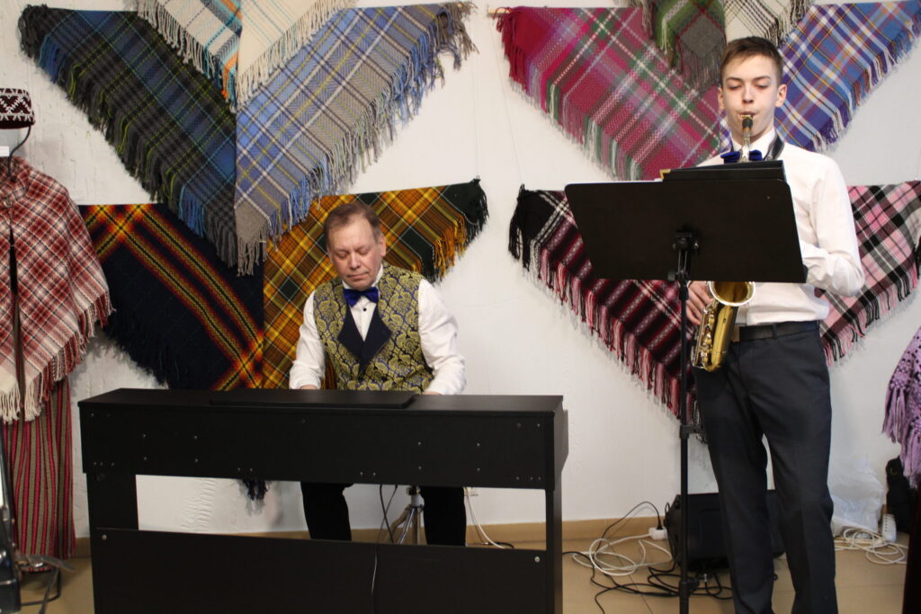 Korim “Pakalni” ir pašam savs komponists – Andris Vilkasts, kurš korī arī dzied un šajā kolektīvā ir iesaistījis arī savu dēlu Eduardu (blakus). Kora jubilejas koncertā izskanēja sešas Andra komponētās dziesmas. “Komponēt korim ir specifiska joma. Paldies Ērikam Derumam, kura atbalsts ir būtisks!” teic Andris.