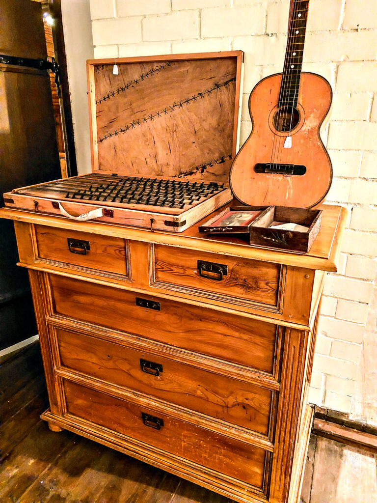 Jāņa tēvs jaunībā Pēterburgā, kad dienēja cara armijā, nopirka vijoli, un šo vijoli iemācījās spēlēt pats tēvs pašmācības ceļā un pēc tam arī abi brāļi. Jānis spēlēja klavieres, ģitāru, vijoli, flautu.