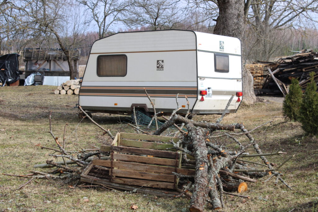 Lai Indrai un Andrim būtu, kur uzturēties, kamēr viņi strādā saimniecībā, labi cilvēki sagādājuši pat divus kemperus (attēlā – viens no tiem).
