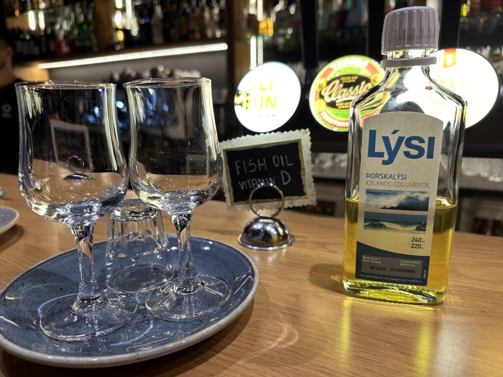 Islandes viesnīcu ierastā prakse ir brokastīs piedāvāt zivju eļļu. Garšīgi nav, bet veselīgi, un Islandes klimatā D vitamīns nudien ir nepieciešams. Vasarā Islandē vidējā temperatūra ir +15 grādi. Vairāk par 25 grādiem tiek uzskatīts par ļoti karstu laiku.