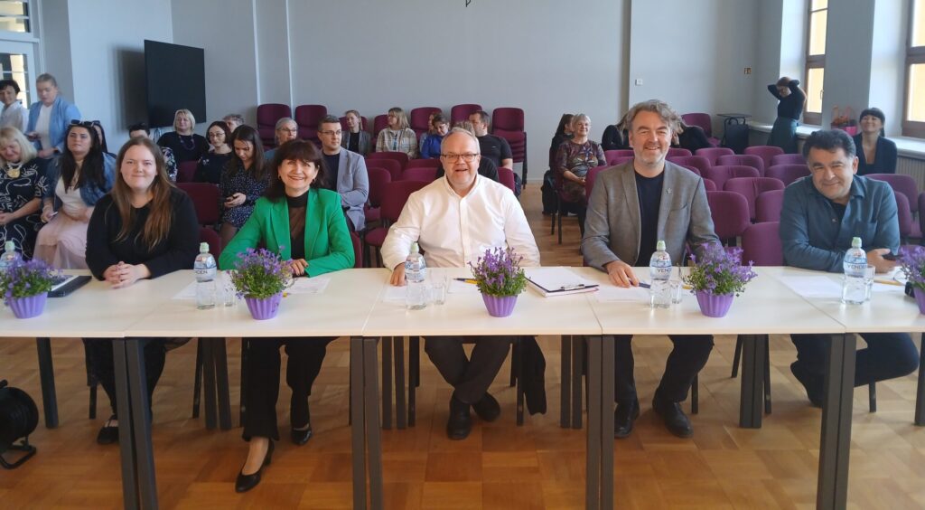 Smiltenes un Valkas novadu korus vērtēja pedagogs, kordiriģents, komponists Jevgeņijs Ustinskovs (no labās), Nacionālās Mākslu vidusskolas Rīgas Doma kora skolas vadītājs Gints Ceplenieks, Jāzepa Vītola Latvijas Mūzikas akadēmijas profesors, Valsts Akadēmiskā kora “Latvija” mākslinieciskais vadītājs Māris Sirmais un Valsts izglītības attīstības aģentūras Nemateriālā kultūras mantojuma nodaļas vecākā eksperte Antra Strikaite (otrā no kreisās).