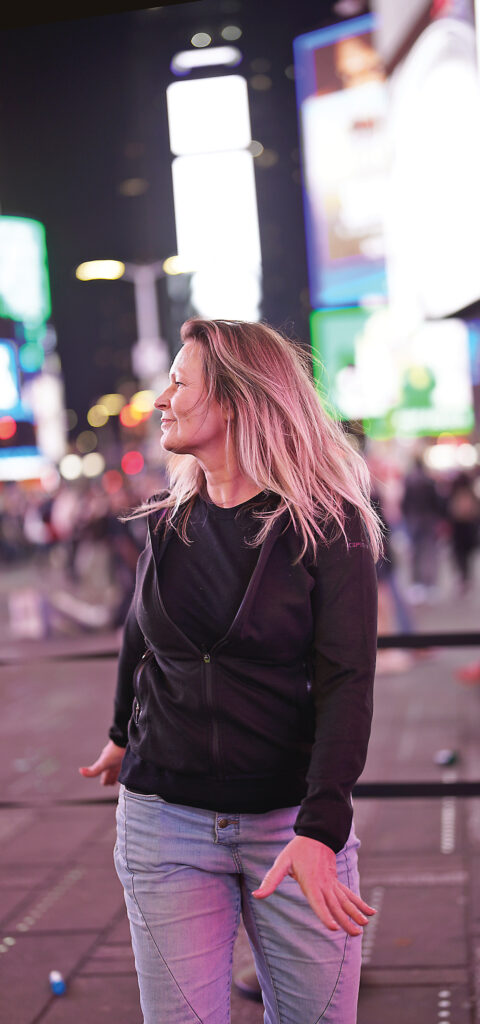 SAPNIS. Ņujorka, šķiet, ir katras sievietes sapņu galamērķis. Ekstravaganta mode, lielpilsētas kņada, seriāla “Sekss un lielpilsēta” izsapņotā kultūras un ballīšu dzīve... Visa centrā – Taimskvērs, no kura apmeklējuma man par atmiņu paliks šis kāda ielu fotogrāfa momentfoto. Fonā – Taimskvēra reklāmu ugunis.