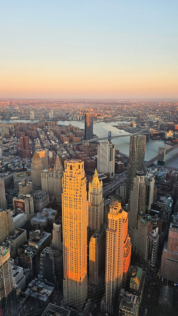 DEBESSKRĀPĪ. Lai saprastu Ņujorku, jākāpj debesskrāpī. 360 grādu skats uz Ņujorku no 86. stāva skatu laukuma. Var aizdoties augstāk - uz 102. stāvu, kas ir ēkas smailē un kur ir dārgāka biļete. Taču – ir atlaides studentiem, senioriem, ģimenēm.