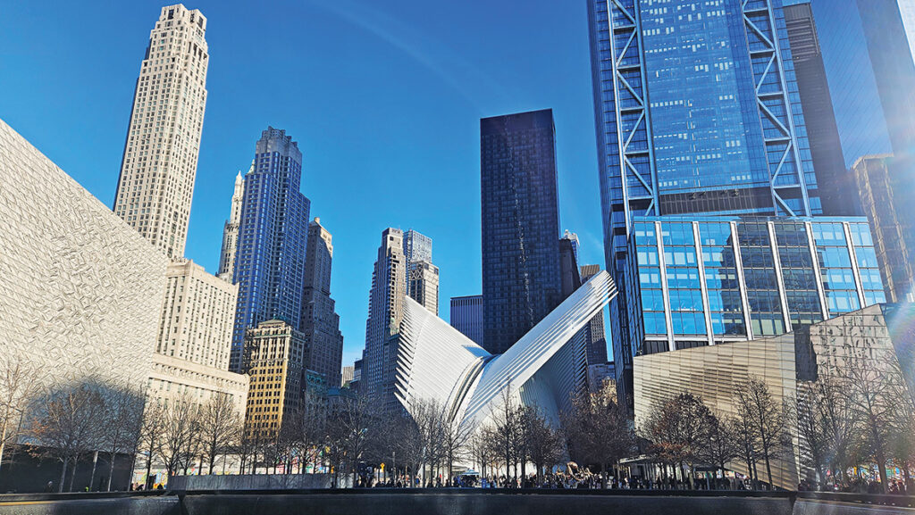 PIEMIŅA. Ņujorka joprojām sēro par 2001. gada 11. septembri. Attēlā – piemiņas memoriāls, kas izveidots Dvīņu torņu vietā. Divas iespaidīgas šahtas ar nerimstoši plūstošu ūdenskritumu un šeit iegravētiem visiem bojā gājušo vārdiem.