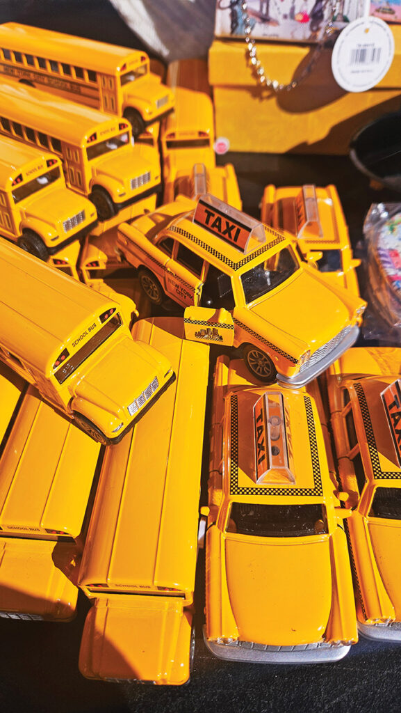 SUVENĪRI, kaut paši lētākie, Ņujorkā vienalga ir dārgi, vienīgais prieks – tiem atšķirībā no precēm Amerikas veikalos nav pierēķināti 9 %.