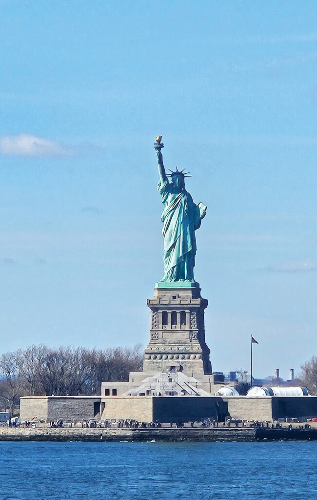 BRĪVĪBAS STATUJA apbrīnošana ir klasiska Ņujorkas pieredze, tāpēc ir svarīgi izvēlēties piemērotu skatu punktu. Jāatzīst, no manējā tā neizskatījās tik varena, kā televīzijas ekrānā vai attēlos.