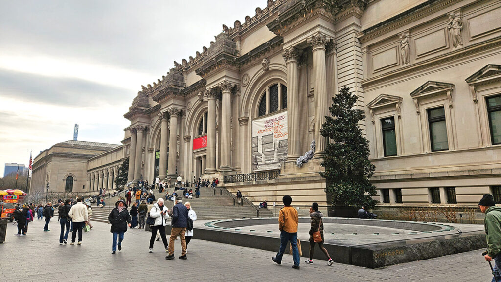 MET. Pilsētā atrodas simtiem dažādu tēmu muzeju, kuru vidū ir Metropoles mākslas muzejs (ko saīsina kā “The Met”), tā kolekciju uzskata par vienu no vērtīgākajām un iespaidīgākajām visā pasaulē. Muzejs dibināts pēc Luvras parauga ar mērķi, ka arī amerikāņiem vajag savu vēstures vērtību krātuvi un ne sliktāku kā eiropiešiem. Lai noturētu savu pozīciju, muzejs regulāri paplašina savu vairāk nekā divi miljoni darbu kolekciju.