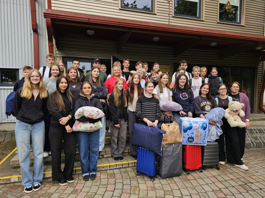 Pirmdienas, 7. jūlija, vakarā uz XIII Latvijas Skolu jaunatnes dziesmu un deju svētkiem saviļnoti devās Valkas novada Bērnu un jauniešu centra “Mice” jauniešu deju kolektīvi “Vendīgs” un “Vendīga studija” ar vadītāju Vinetu Skutāni.

Autors: FOTO: LĪGA ORLEANA