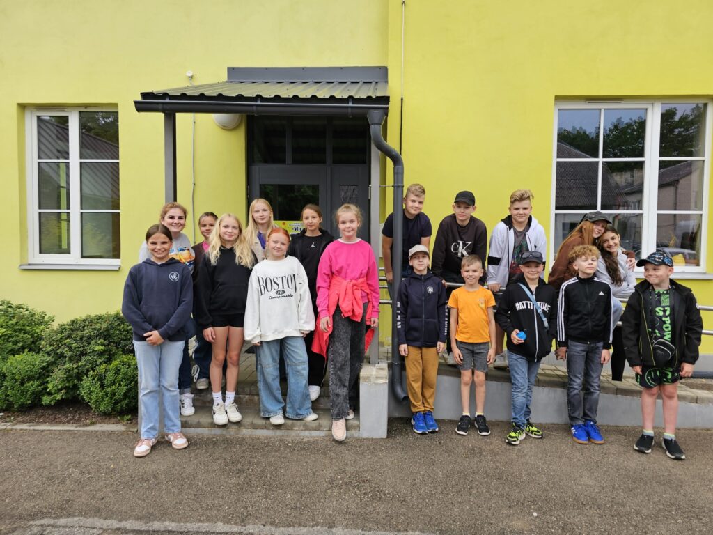 Pirmdienas, 7. jūlija, vakarā uz XIII Latvijas Skolu jaunatnes dziesmu un deju svētkiem saviļnoti devās Valkas novada Bērnu un jauniešu centra “Mice” tautas deju kolektīvs “Vainadziņš” (3.–6. klase) ar vadītāju Ingu Aleksejevu.  
Autors: FOTO: LĪGA ORLEANA