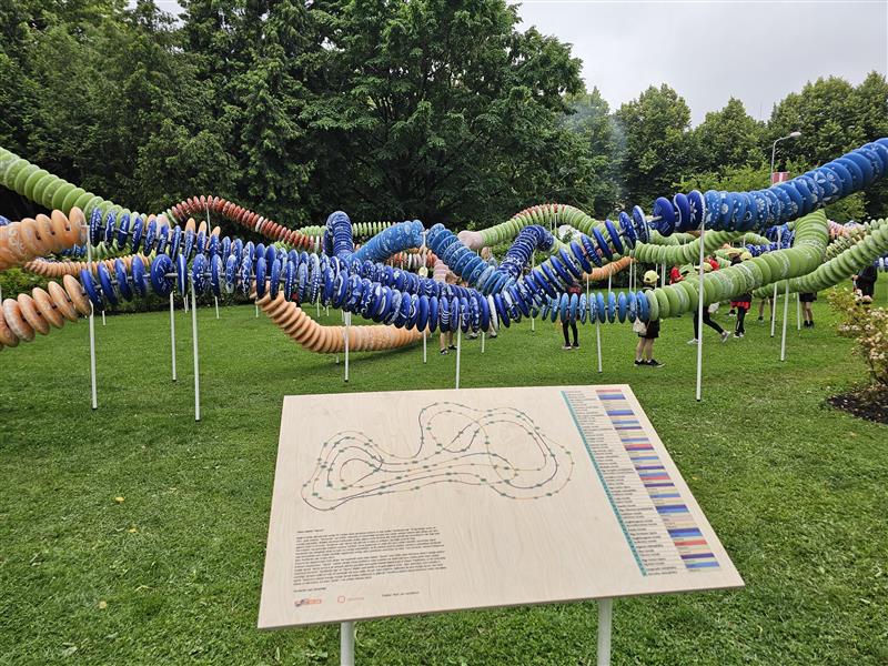 Vērmanes dārzā vides objektā “Vijums” Latvijas kartes kontūrā simboliski apkopotas 2426 kolektīvu apgleznotās pērles, tostarp 22 no Smiltenes un 8 no Valkas novada.

Autors: FOTO: LĪGA ORLEANA