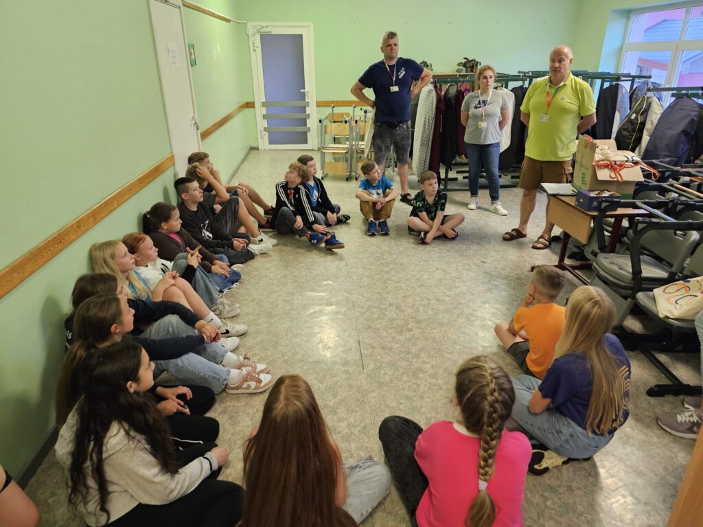 Svētku laikā stingri tiek ievēroti drošības pasākumi un ik uz soļa ir padomāts par dalībnieku labsajūtu. Valkas novada pašvaldības Izglītības, sporta un jaunatnes nodaļas vadītājs Rolands Rastaks veica izsmeļošu instruktāžu katram dalībniekam, arī tautas deju kolektīva “Vainadziņš” dejotājiem, un informēja par piesardzības pasākumiem svētku laikā. Savukārt Bērnu un jauniešu centra “Mice” direktore Kristīne Ganiņa rūpējas par ikvienu, lai būtu ērta un mājīga dzīvošana, lai nokļūtu pareizā vietā un laikā, lai visi būtu paēduši.

Autors: FOTO: LĪGA ORLEANA