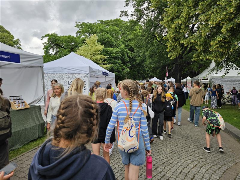 XIII Latvijas Skolu jaunatnes dziesmu un deju svētku programma ir plaša un piesātināta. Viena no plašāk pieejamām un apmeklētākajām pasākuma norises vietām ir Vērmaņdārzs, kur notiek amatnieku tirdziņš, koncerti svētku laikā visas dienas garumā un darbojas dažādas atrakcijas.

Autors: FOTO: LĪGA ORLEANA