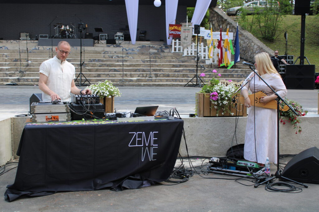 Lielajā svētku koncertā vispirms uzstājās koklētāja Laima Jansone un dīdžejs Monsta.