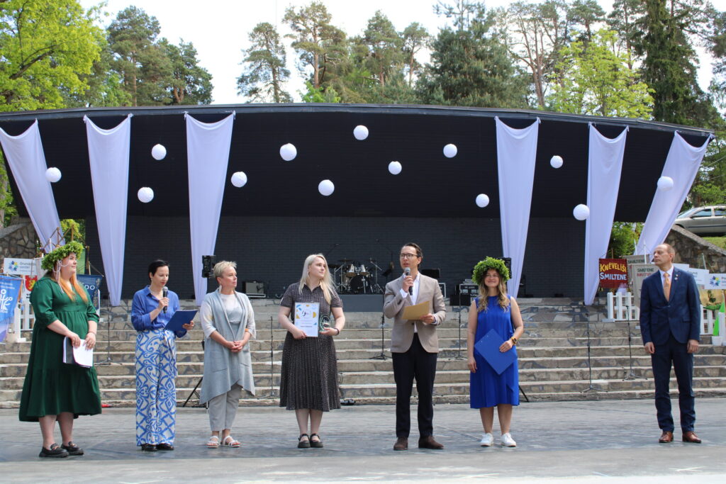 Estrādes atklāšanas svētkos, klātesot delegācijām no Zviedrijas, Somijas un Igaunijas, Smiltenei tika pasniegta balva par iegūto titulu “Baltijas jūras reģiona kultūras pērle 2025”, kuram Smilteni virzīja Smiltenes Kultūras centrs un tā vadītāja Evija Dzvinko (otrā no labās).