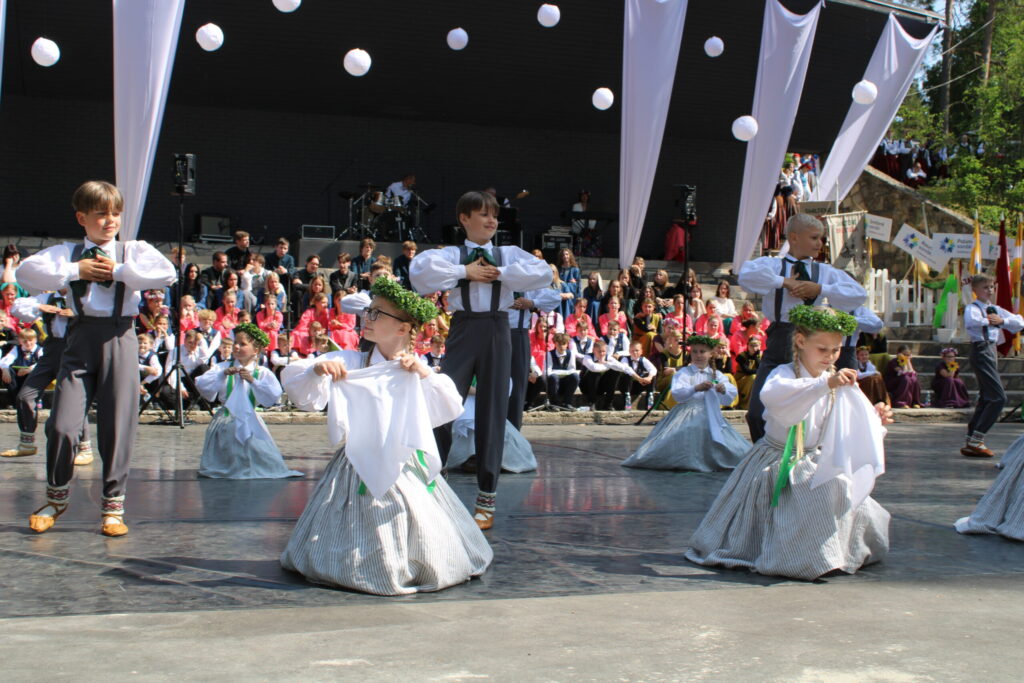 Savu dejot un dziedāt prasmi rādīja simtiem bērnu un jauniešu no Smiltenes un Valkas novadu kolektīviem. Publikai tā bija izdevība redzēt šovasar gaidāmo XIII Latvijas Skolu jaunatnes dziesmu un deju svētku repertuāru.
