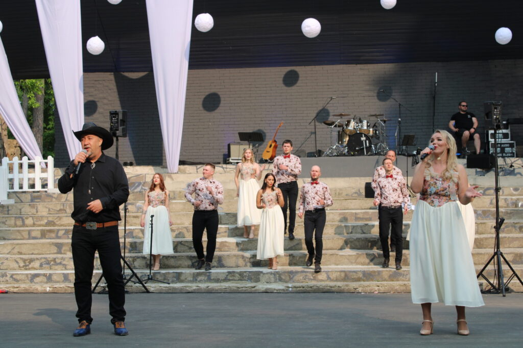 Pirms zaļumballes, kurā spēlēja Smiltenes jauniešu grupa “Trešais stāvs”, publiku iesildīja Smiltenes raibais koris un tā vadītājs Jānis Krūmiņš, izpildot piecas dziesmas, par ko kora fani bija sajūsmā.