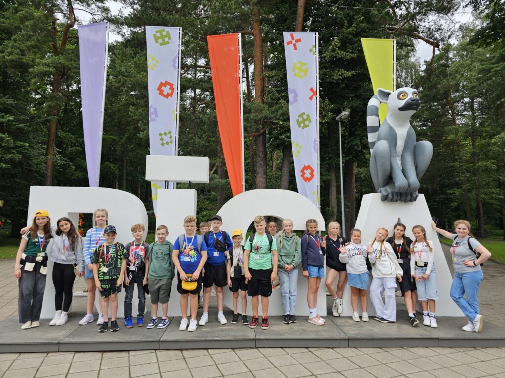 Pēc kārtīgi padarīta darba nopelnīta izklaide. Tautas deju kolektīvs “Vainadziņš” (3.–6. klase) kopā ar vadītāju Ingu Aleksejevu un pavadošajiem vecākiem devās uz Rīgas zoo, apmeklēja Vērmanes dārzu un apgreznoto pērļu virteni. Mazie dejotāji “TikTok” bija noskatījuši video, kur teikts, ka svētku dalībniekiem ir lieliska iespēja iegādāties trendīgo burbuļtēju ar atlaidi. Kafejnīca tika sameklēta un burbuļtēja nobaudīta.

Autors: FOTO: LĪGA ORLEANA
