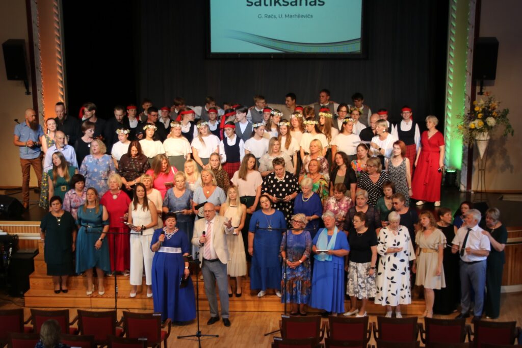 Sestdien Valkas pilsētas kultūras nama koncertā “Par satikšanos...” skolas pedagogi kopā ar Zanes Mīļās un Venta Armanda Kraukļa duetu izpildīja dziesmu “Brīnišķīgā satikšanās”.

Autors: FOTO: IVO LEITIS