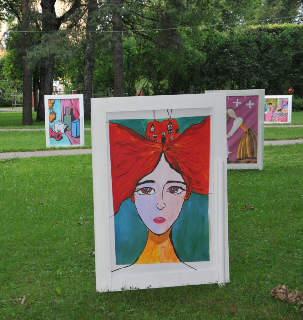 Svētku reizē Valkas Mākslas skola sūta sveicienu ar audzēkņu darbu izstādi Lugažu parkā.

Autors: FOTO: INGA KARPOVA