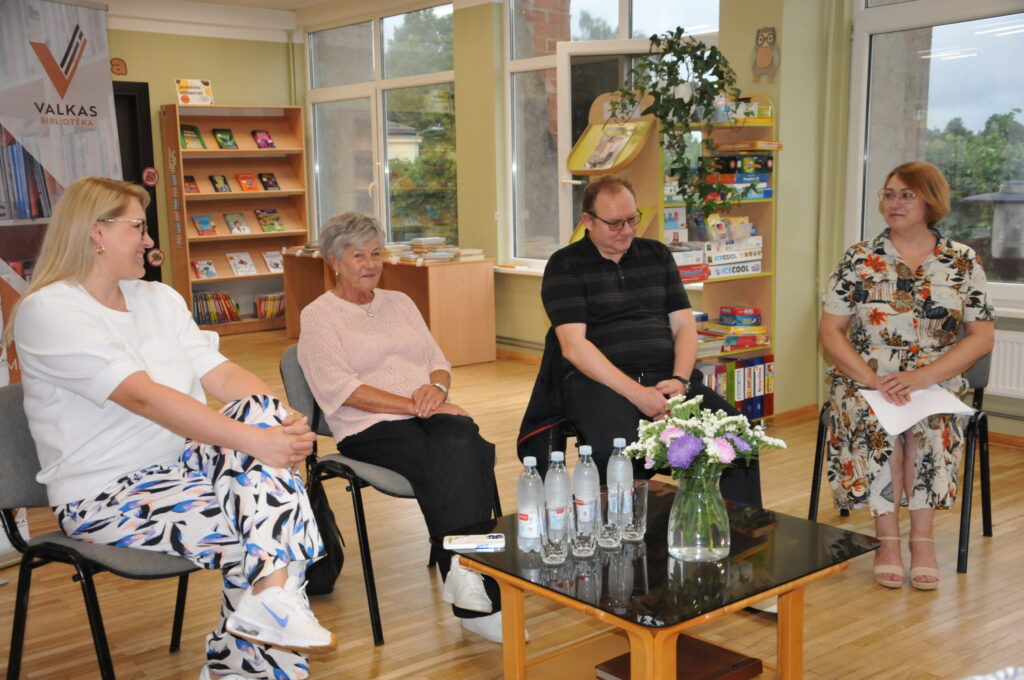 Atzīmējot Valkas Jāņa Cimzes ģimnāzijas 105 gadu jubileju, aizvadītajā piektdienā Valkas bibliotēkā notika sirsnīga un interesanta tikšanās ar skolas absolventiem – Diānu Kiščenko (attēlā no kreisās), Rūtu Lūsi un Sandri Metuzālu. Tikšanos vadīja Līga Rozīte.

Autors: FOTO: INGA KARPOVA