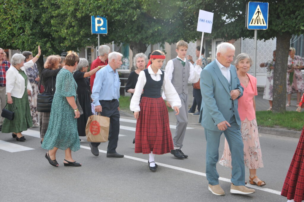 Ģimnāzijas jubilejas svētku gājiena priekšgalā gāja pati gados cienījamākā skolas 1956. gada absolvente Gunta Šķiliņa.

Autors: FOTO: INGA KARPOVA