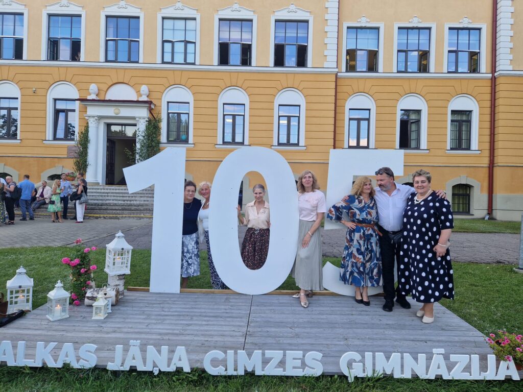 Uz skolas kāpnēm un pie izveidotā 105 nobildējās visas klases, arī 1984. gada izlaidumnieki, viņu skaitā Anita, kura bija skolas jubilejas koncerta scenārija autore.

Autors: FOTO: VALĒRIJS KARPOVS