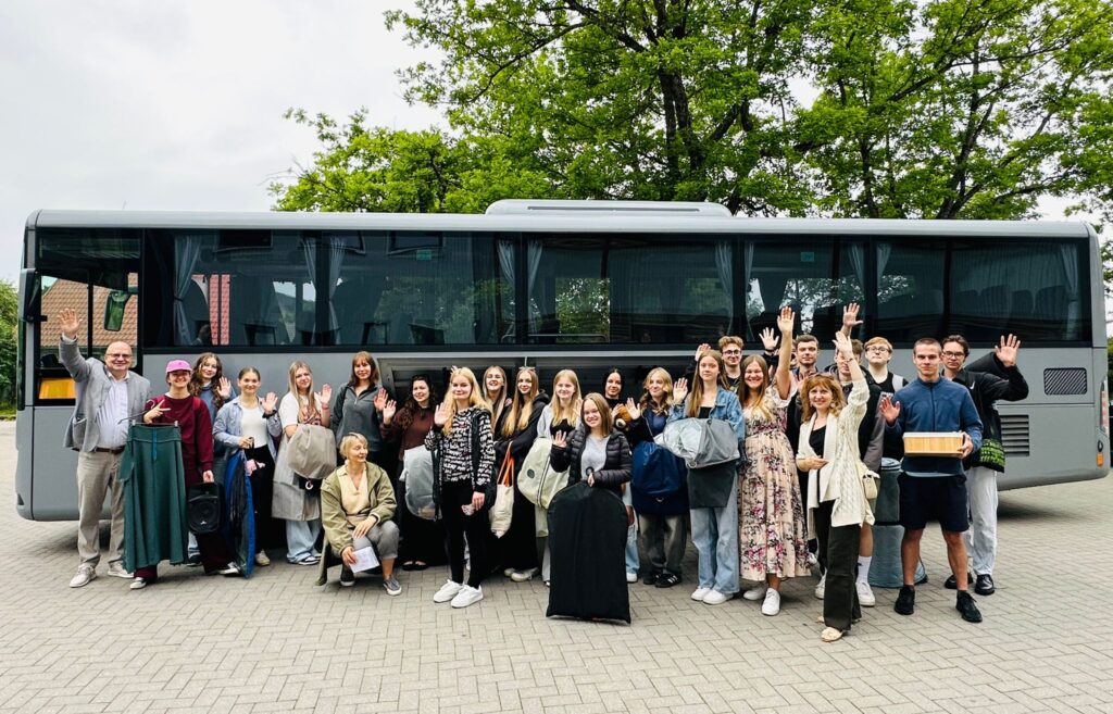 rešdienas rītā uz XIII Latvijas Skolu jaunatnes dziesmu un deju svētkiem devās Valkas jauniešu koris “Cimzes kods”.


Autors: FOTO: LĪGA AVOTA-KRAUKLE